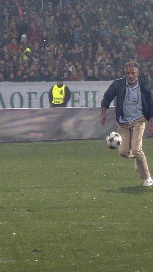 Football Goal Trend - Keep the player and football action readable
